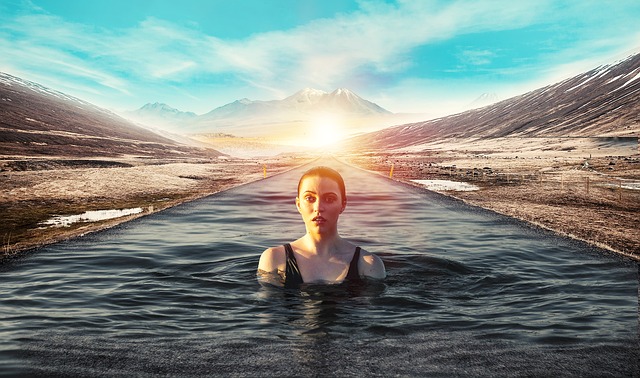 Femme sportive dans l'eau entourée d'un paysage naturel.