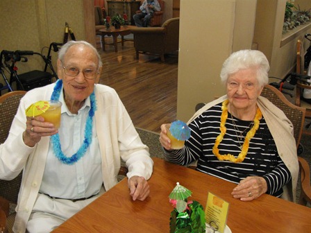 Deux personnes âgées qui lèvent leur verre.