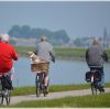 Seniors à bicyclette dans la nature.